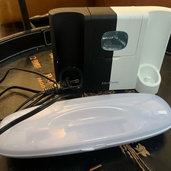 AquaSonic - Ultrasonic UV Sanitizing Toothbrush Set, case, base - Picture 2 of 4
